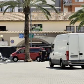 Vehículos estacionados incorrectamente en La Glorieta de Sagunto coincidiendo con el mercado ambulante de los miércoles Vehículos estacionados incorrectamente en La Glorieta de Sagunto coincidiendo con el mercado ambulante de los miércoles