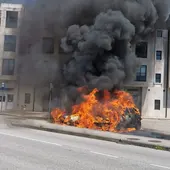 Coche fúnebre ardiendo en Pontevedra Coche fúnebre ardiendo en Pontevedra