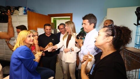 El presidente de la Generalitat en la protectora de animales de La Nuc&iacute;a