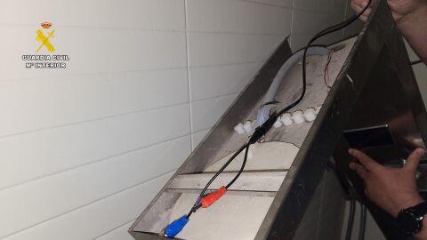 Uno de los dispositivos de grabación de vídeo incautadas al detenido en Sax.