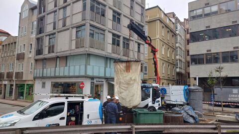 Operarios UTE Atlántica sustituyen contenedores quemados en A Coruña 