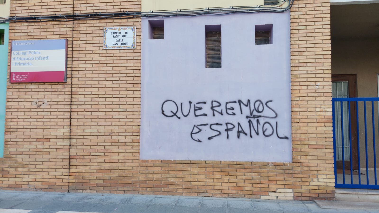 El CEIP Bisbe Climent amanece con pintadas en contra del valenciano El CEIP Bisbe Climent amanece con pintadas en contra del valenciano