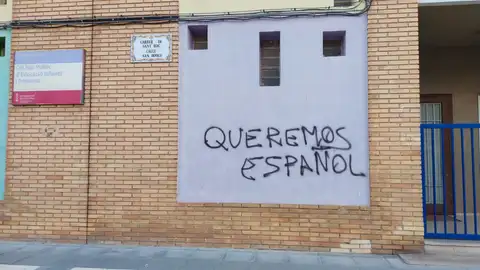 El CEIP Bisbe Climent amanece con pintadas en contra del valenciano El CEIP Bisbe Climent amanece con pintadas en contra del valenciano