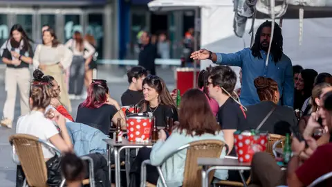 Varias personas en la terraza de un bar en una imagen de archivo. Varias personas en la terraza de un bar en una imagen de archivo.