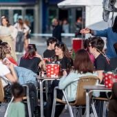 Varias personas en la terraza de un bar en una imagen de archivo.