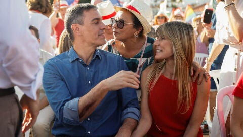 La imagen en la que se puede apreciar la herida en el brazo que tiene el presidente del Gobierno, Pedro S&aacute;nchez/ EFE/ Jorge Zapata