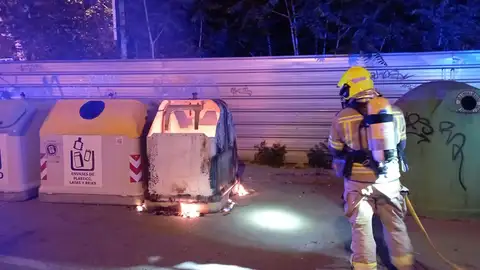 Arde un quinto contenedor, esta vez en Martínez de Velasco Arde un quinto contenedor, esta vez en Martínez de Velasco
