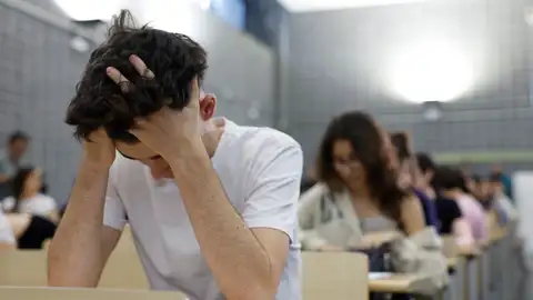 Estudiantes durante un examen de la EBAU en Ciudad Universitaria, en Madrid. Estudiantes durante un examen de la EBAU en Ciudad Universitaria, en Madrid.
