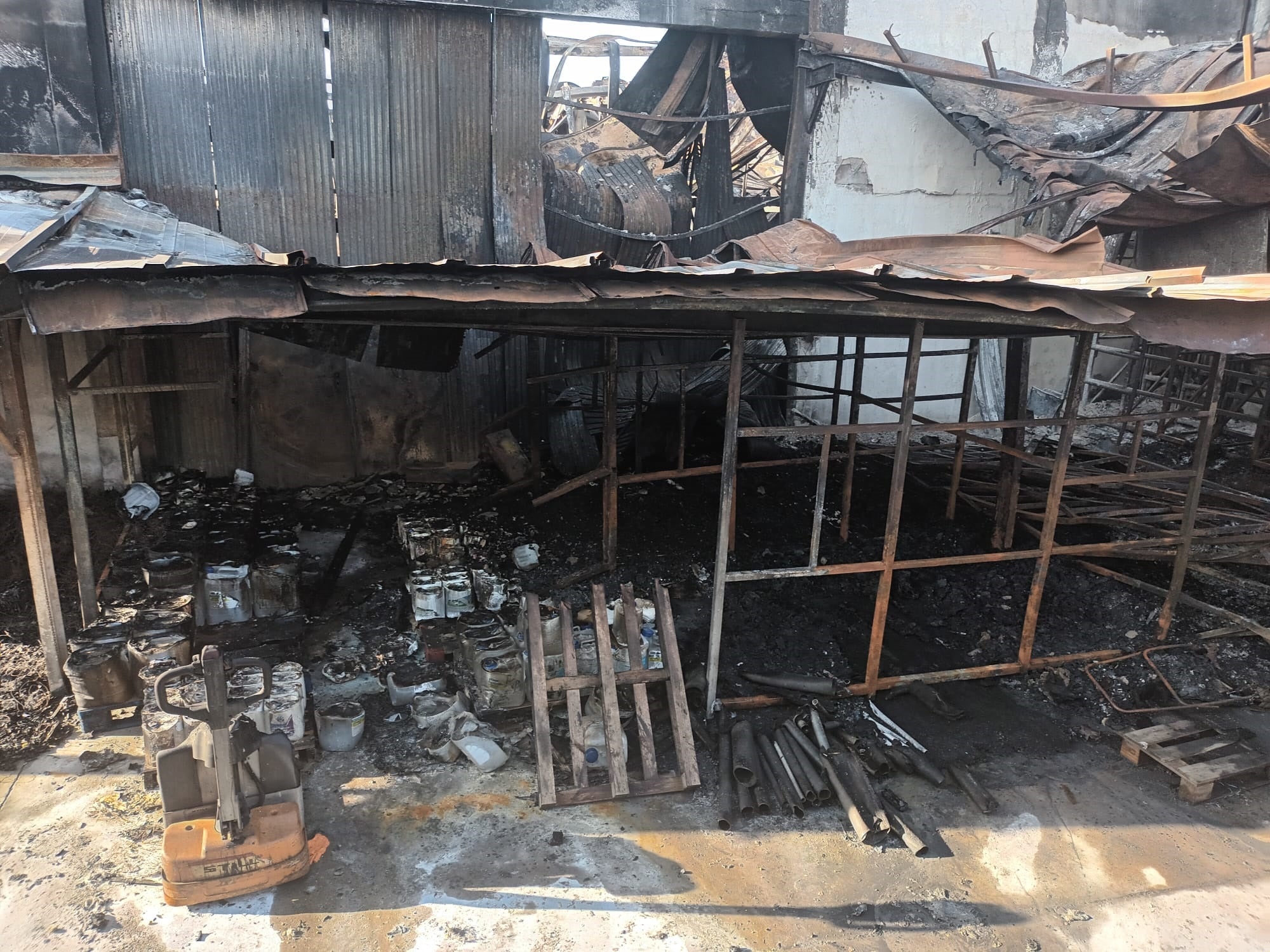 “Oímos un pequeño ruido en el exterior, vimos el humo, y cuando fuimos a la parte trasera ya nos dimos cuenta que el incendio no se podía parar” “Oímos un pequeño ruido en el exterior, vimos el humo, y cuando fuimos a la parte trasera ya nos dimos cuenta que el incendio no se podía parar”