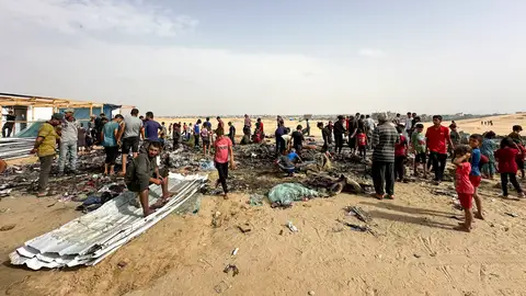 Fotografía de la zona de un ataque el pasado 27 de mayo en los campos de desplazados en Tal al Sultan, en Rafah, cerca de los almacenes de UNRWA. Al menos 27 muertos en un ataque de Israel a una escuela de la Agencia de la ONU para los Refugiados Palestinos