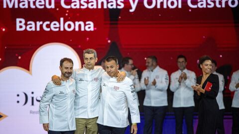Los cocineros Eduard Xatruch, Oriol Castro y Mateu Casa&ntilde;as, chefs del restaurante Disfrutar (Barcelona), ganaron la tercera estrella en la Gu&iacute;a Michelin 2024