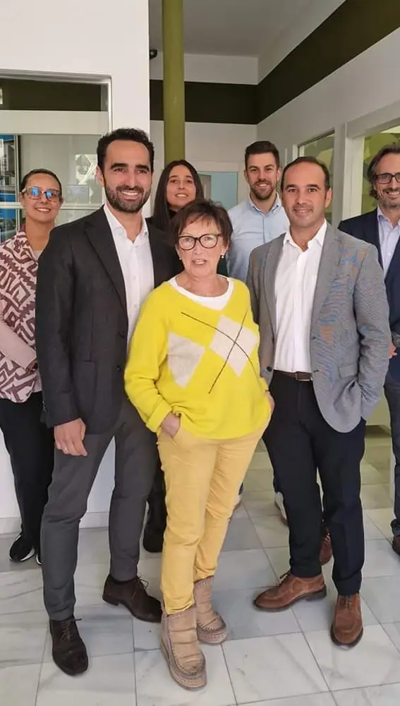 Veri Corral con el equipo de la inmobiliaria que fundó y lleva su nombre Veri Corral con el equipo de la inmobiliaria que fundó y lleva su nombre