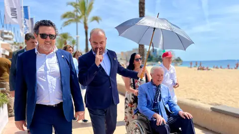 Gabriel Escarrer Julià y Gabriel Escarrer Jaume junto al alcalde de Calvià, Juan Antonio Amengual, en Magaluf. Gabriel Escarrer Julià y Gabriel Escarrer Jaume junto al alcalde de Calvià, Juan Antonio Amengual, en Magaluf.