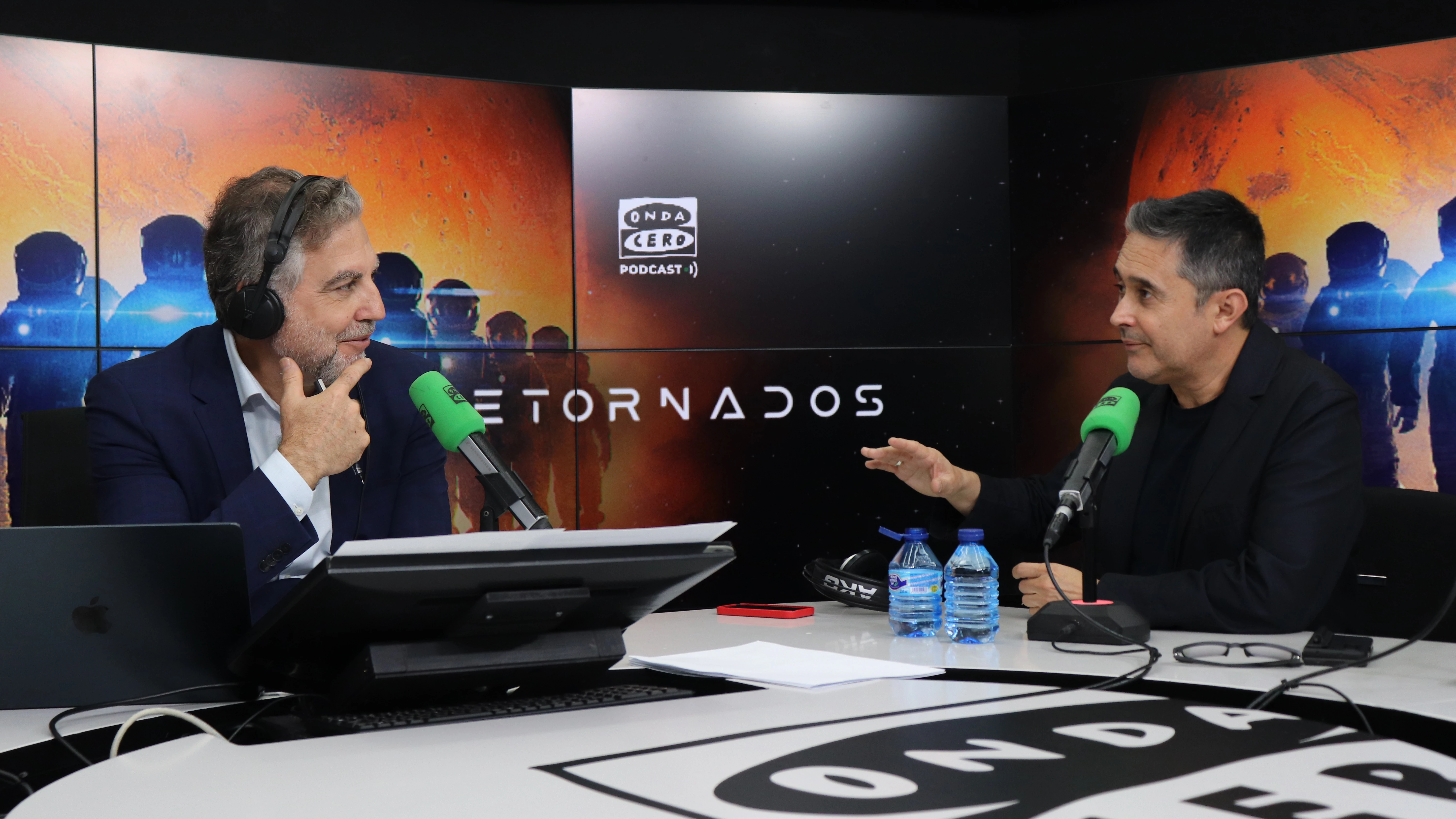 Julio Rojas, guionista y director de 'Retornados', con Carlos Alsina Julio Rojas, guionista y director de 'Retornados', con Carlos Alsina