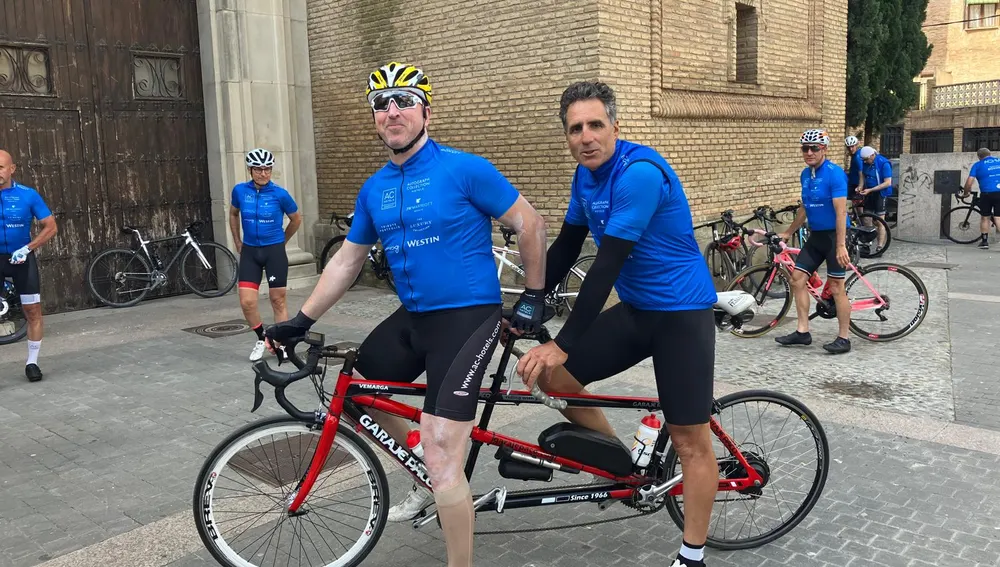 Valdesano Raúl Fernández con Indurain haciendo Ruta Xacobea. Valdesano Raúl Fernández con Indurain haciendo Ruta Xacobea.