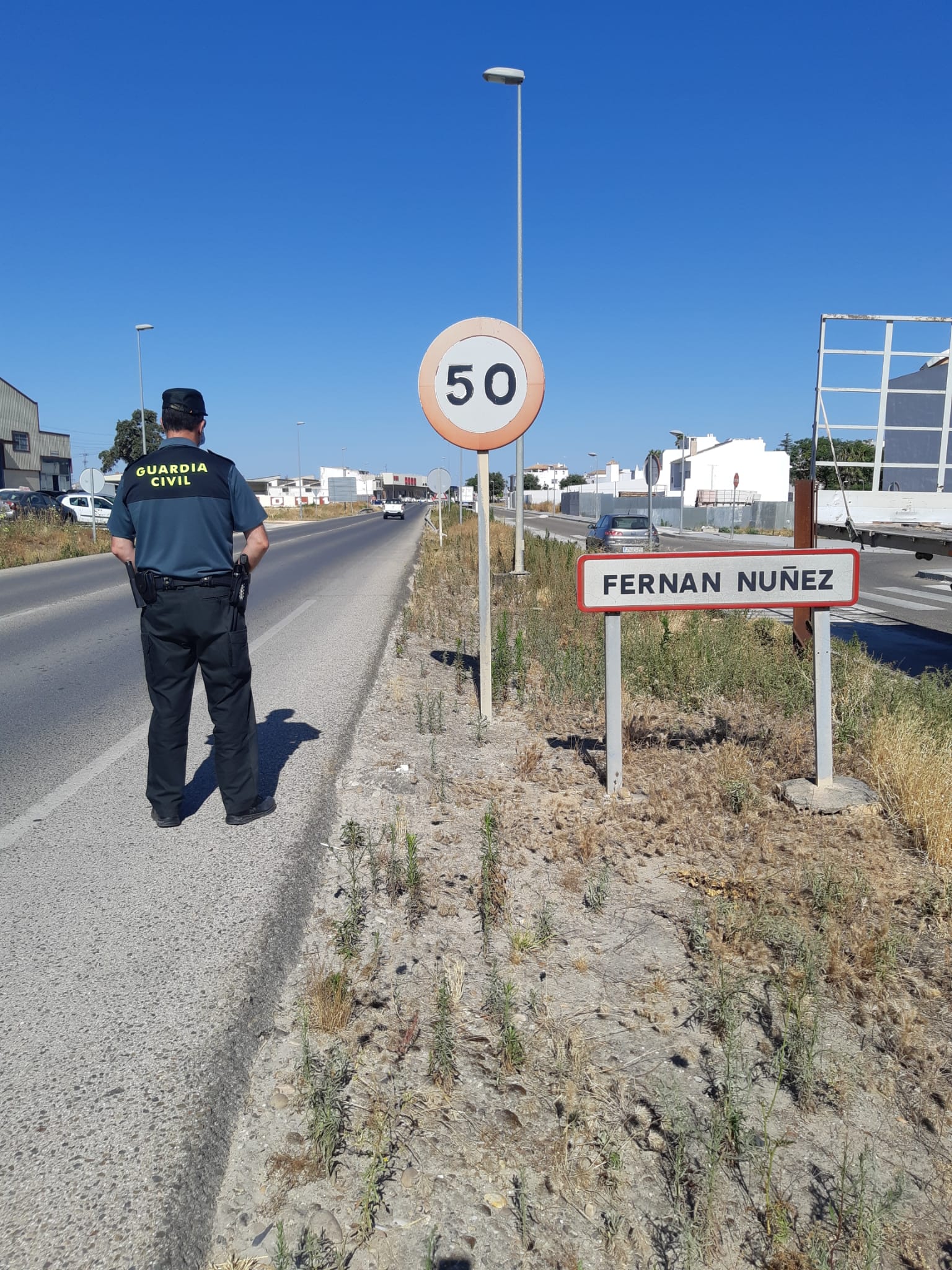 La Guardia Civil detiene al presunto autor de un delito de amenazas y otro de daños causados en el Centro de Salud de en Fernán Núñez La Guardia Civil detiene al presunto autor de un delito de amenazas y otro de daños causados en el Centro de Salud de en Fernán Núñez