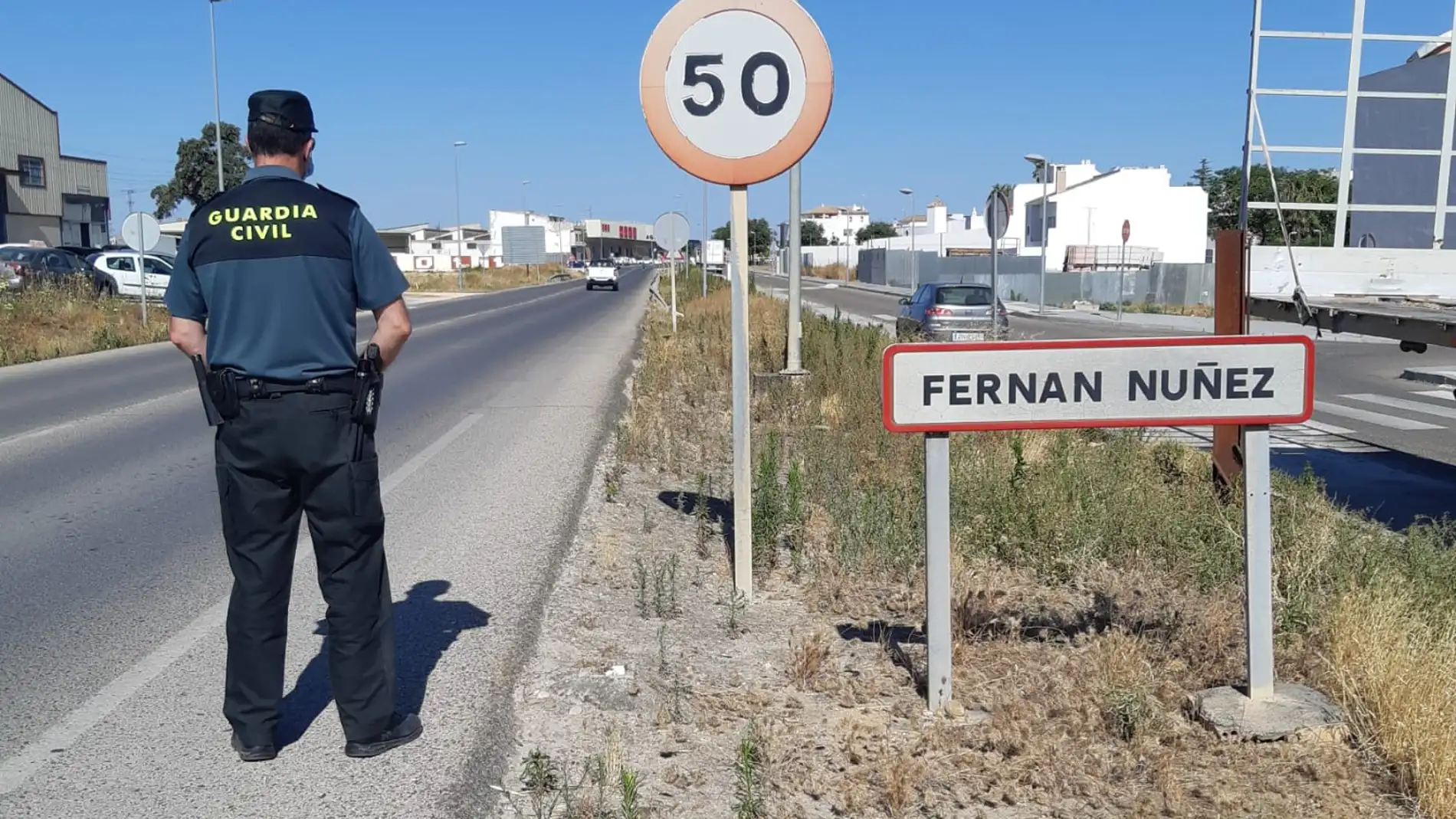 La Guardia Civil detiene al presunto autor de un delito de amenazas y otro de daños causados en el Centro de Salud de en Fernán Núñez La Guardia Civil detiene al presunto autor de un delito de amenazas y otro de daños causados en el Centro de Salud de en Fernán Núñez