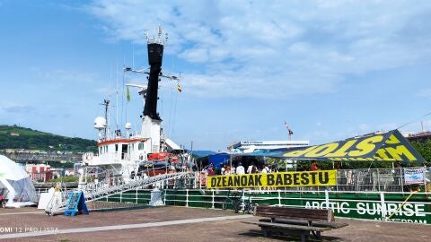 Greenpeace celebra, en Bilbao, el D&iacute;a de los oce&aacute;nos