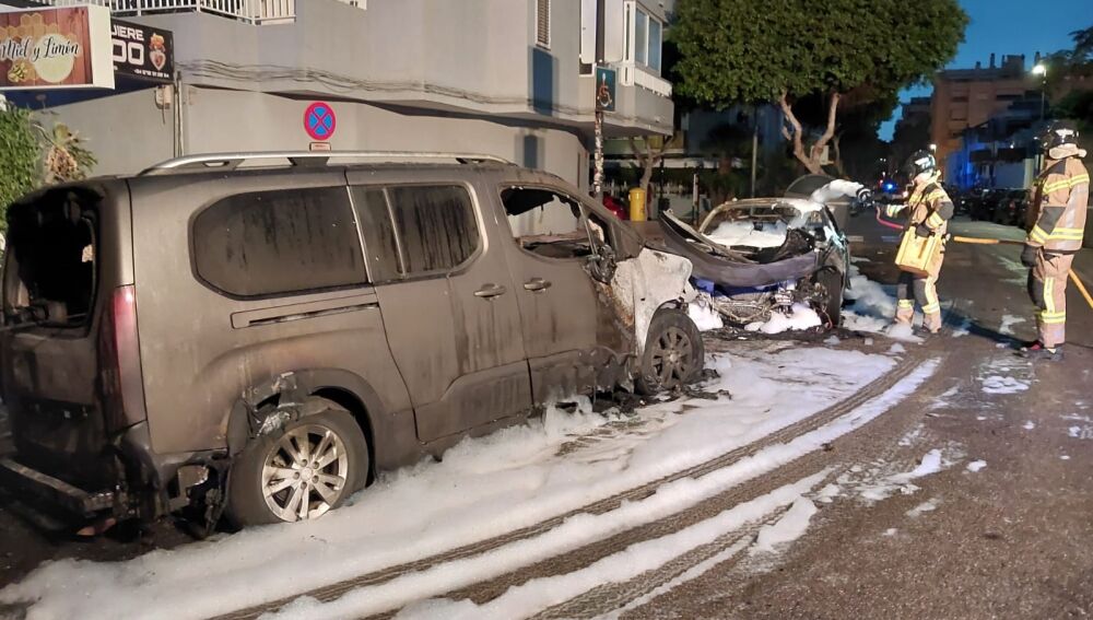 Dos vehículos han terminado calcinados por un incendio que se originó en un contenedor de residuos