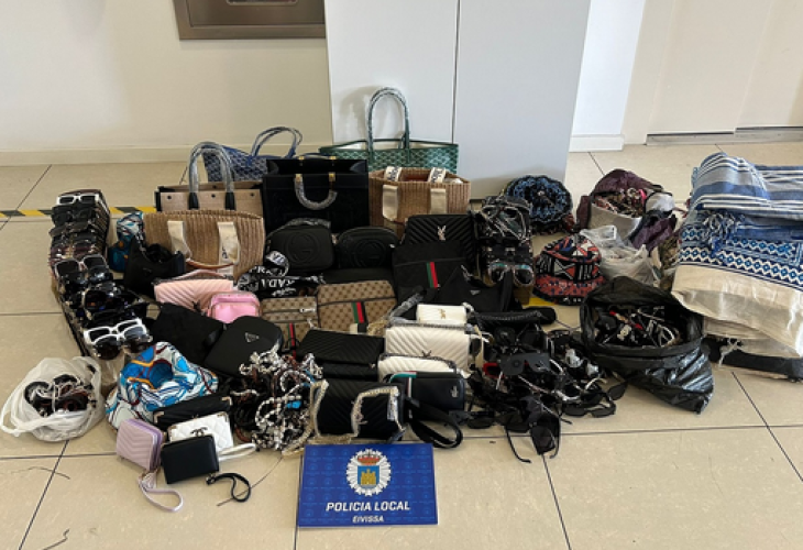 La Policía Local de Ibiza incauta más de 700 gafas de sol y casi 400 pareos en tres operativos contra la venta ambulante La Policía Local de Ibiza incauta más de 700 gafas de sol y casi 400 pareos en tres operativos contra la venta ambulante