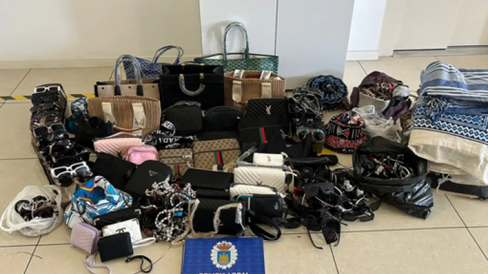 La Policía Local de Ibiza incauta más de 700 gafas de sol y casi 400 pareos en tres operativos contra la venta ambulante