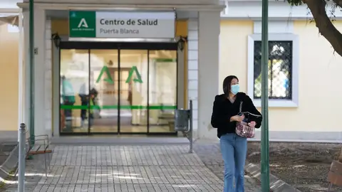 Imagen de archivo en la que varias personas utilizan la mascarilla en un centro de salud en Málaga. Imagen de archivo en la que varias personas utilizan la mascarilla en un centro de salud en Málaga.