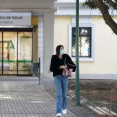 Imagen de archivo en la que varias personas utilizan la mascarilla en un centro de salud en Málaga.