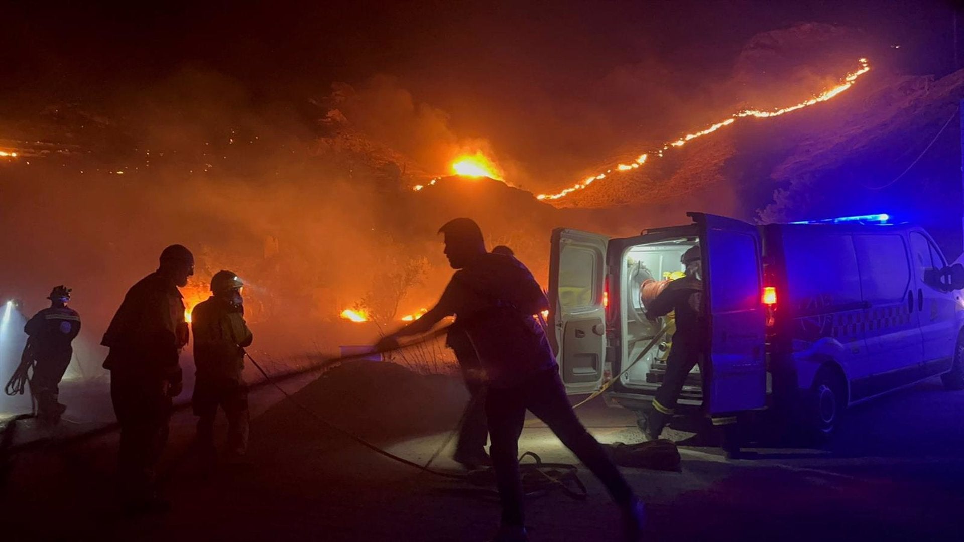 Más de 200 efectivos y 12 medios aéreos trabajan en la extinción del fuego declarado en el paraje El Jabonero de Níjar Más de 200 efectivos y 12 medios aéreos trabajan en la extinción del fuego declarado en el paraje El Jabonero de Níjar