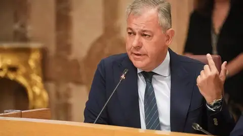 Sanz durante el pleno de la cuestión de confianza Sanz durante el pleno de la cuestión de confianza