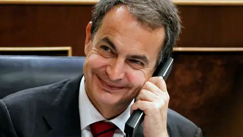 El expresidente del Gobierno José Luis Rodríguez Zapatero, habla por teléfono en una imagen de archivo (24/02/2011) . "Hola, soy Zapatero": la llamada del expresidente a los ciudadanos que pide el voto para el PSOE
