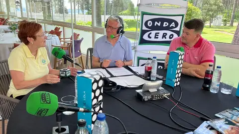Programa especial desde el campo de golf La Toja en O Grove El periodista Juan de Sola con una jugadora y con Jesús Ares de Youtravel, uno de los patrocinadores del evento