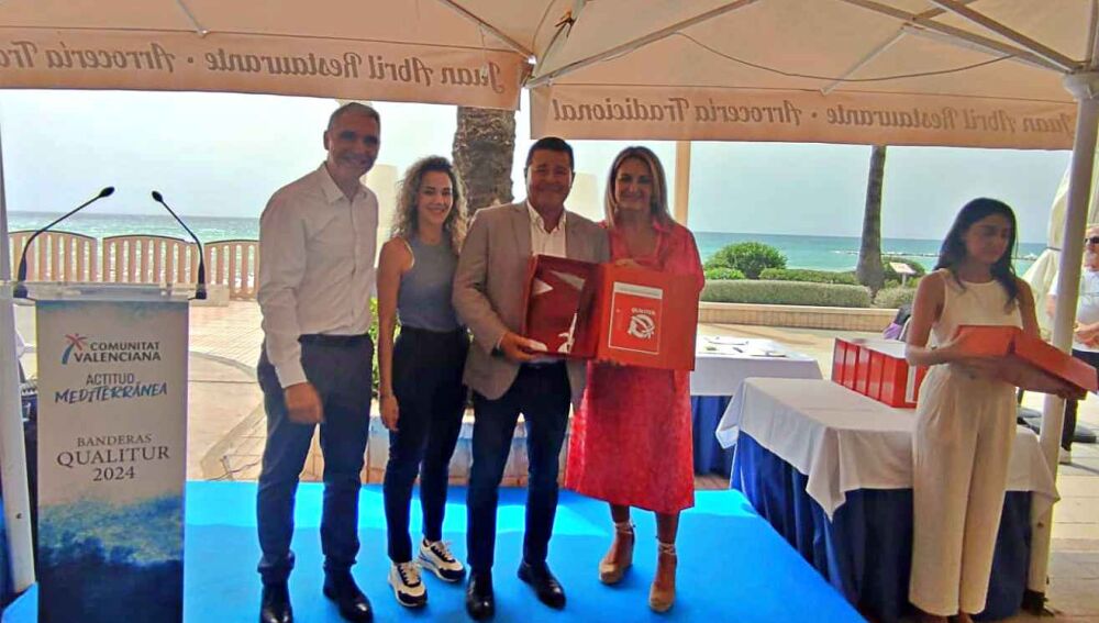 Ángel Piedecausa, concejal de Playas de Santa Pola, recoge el distintivo bandera Q.