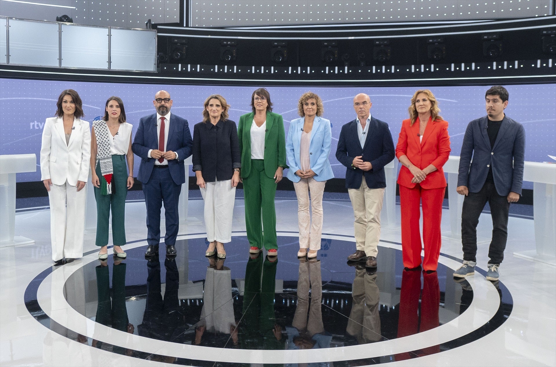 Familia, paseos por la Feria del Libro o crossfit: así ha sido la jornada de reflexión de los candidatos a las elecciones europeas Familia, paseos por la Feria del Libro o crossfit: así ha sido la jornada de reflexión de los candidatos a las elecciones europeas