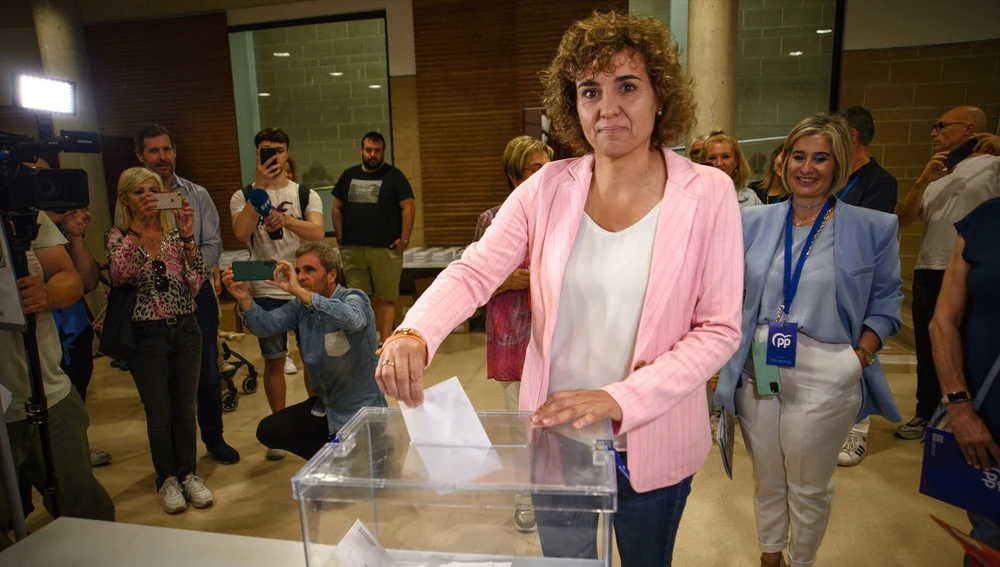 La cabeza de lista popular al Parlamento Europeo, Dolors Montserrat, ejerce su derecho a voto en el Casal d'Entitats, en Sant Sadurní d'Anoia, Barcelona La cabeza de lista popular al Parlamento Europeo, Dolors Montserrat, ejerce su derecho a voto en el Casal d'Entitats, en Sant Sadurní d'Anoia, Barcelona