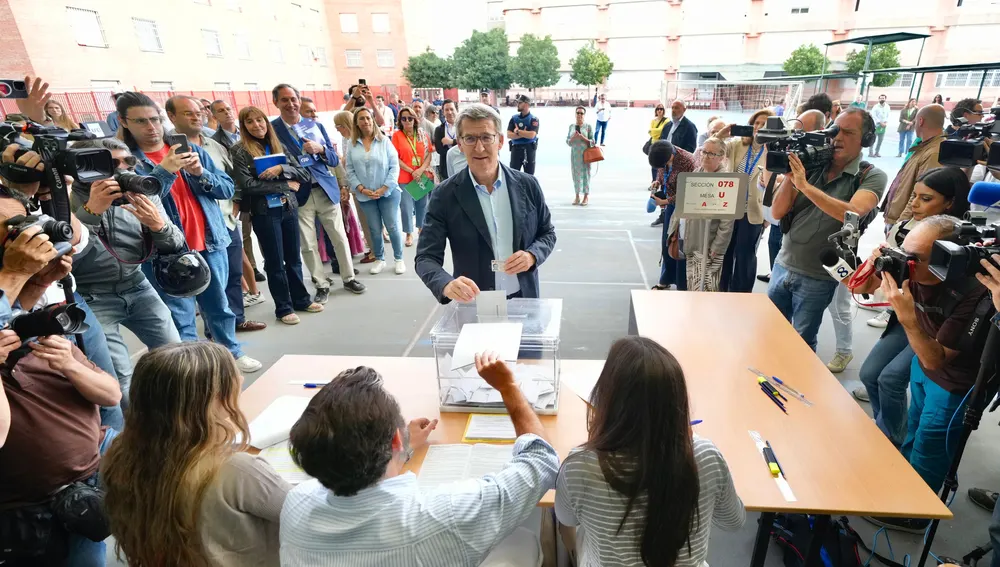 El líder del PP ejerce su derecho al voto en el Colegio Ramiro de Maeztu de Madrid El líder del PP ejerce su derecho al voto en el Colegio Ramiro de Maeztu de Madrid
