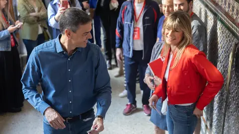 Pedro Sánchez y Begoña Gómez antes de votar en un colegio de Madrid el 9J Pedro Sánchez y Begoña Gómez antes de votar en un colegio de Madrid el 9J