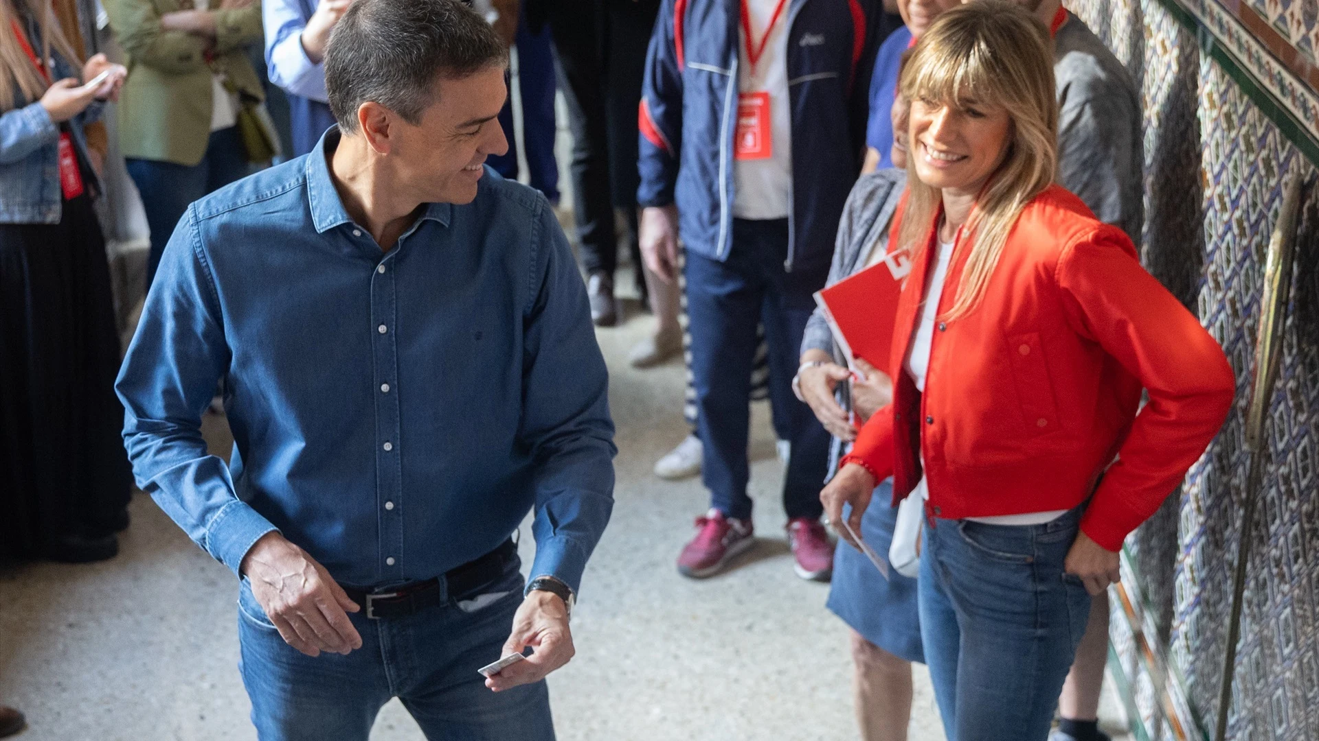 Pedro Sánchez y Begoña Gómez antes de votar en un colegio de Madrid el 9J Pedro Sánchez y Begoña Gómez antes de votar en un colegio de Madrid el 9J