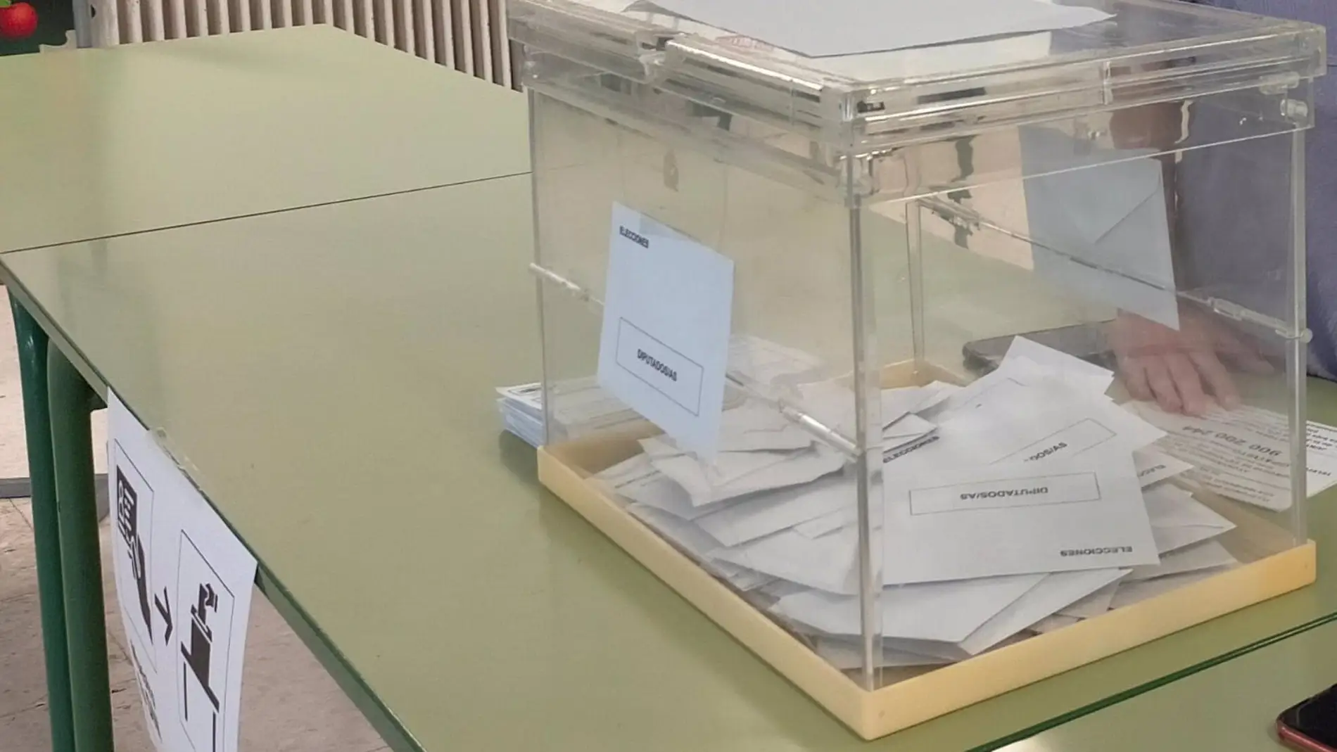 Una urna utilizada en las elecciones europeas