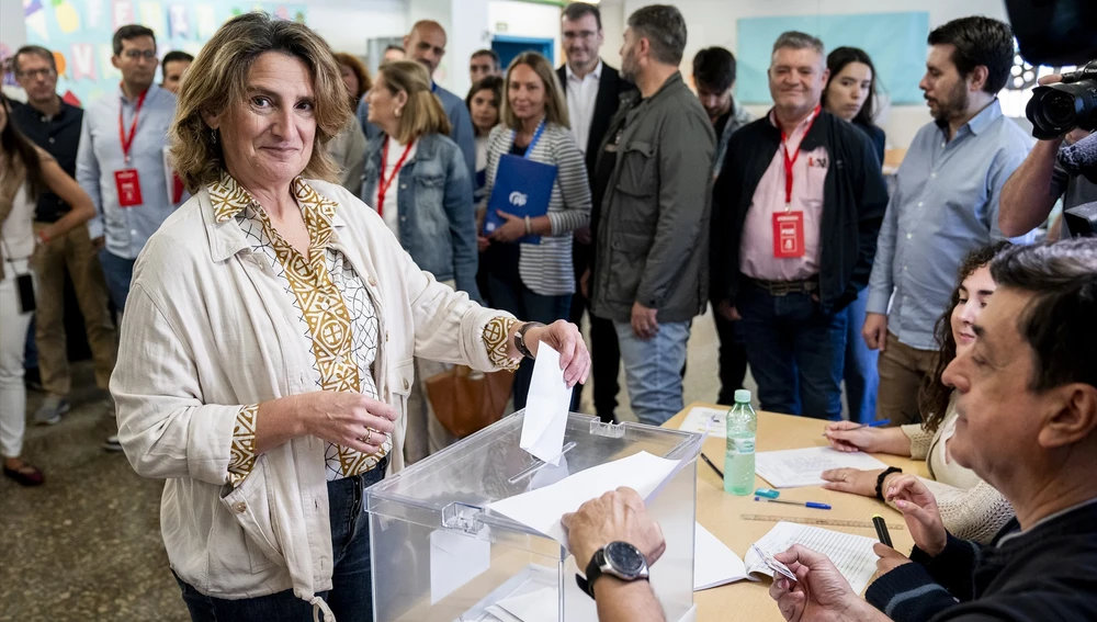 La cabeza de lista del PSOE al Parlamento Europeo y vicepresidenta tercera del Gobierno, Teresa Ribera, ejerce su derecho a voto en el colegio Benito Pérez Galdós, en Majadahonda, Madrid. La cabeza de lista del PSOE al Parlamento Europeo y vicepresidenta tercera del Gobierno, Teresa Ribera, ejerce su derecho a voto en el colegio Benito Pérez Galdós, en Majadahonda, Madrid.