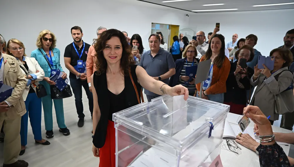 La presidenta de la Comunidad de Madrid, Isabel Díaz Ayuso, ejerce su derecho al voto en un colegio electoral de Madrid La presidenta de la Comunidad de Madrid, Isabel Díaz Ayuso, ejerce su derecho al voto en un colegio electoral de Madrid
