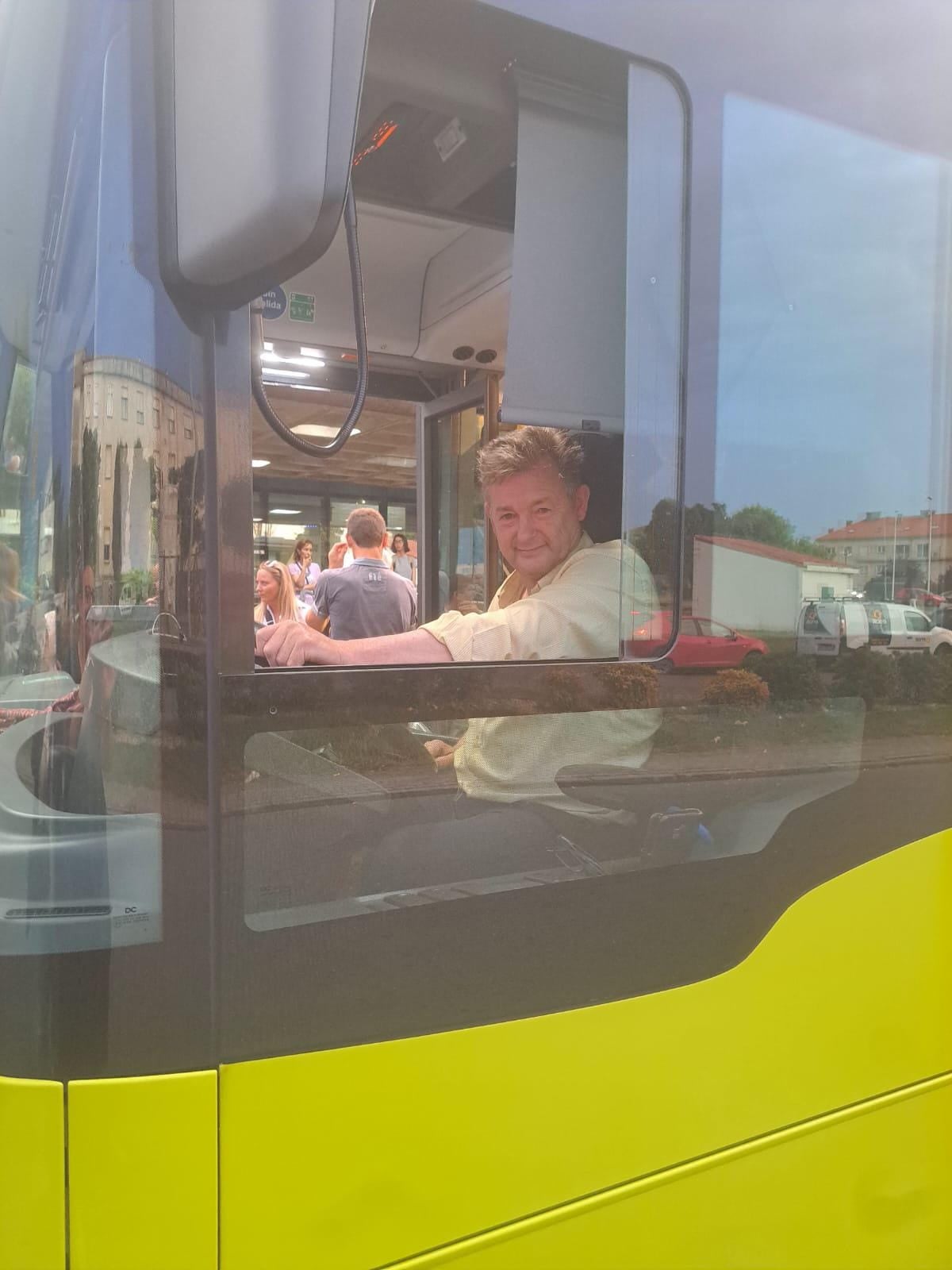 Familia y amigos de un chófer del autobús urbano de Santiago lo sorprenden en diferentes paradas con motivo de su jubilación Familia y amigos de un chófer del autobús urbano de Santiago lo sorprenden en diferentes paradas con motivo de su jubilación
