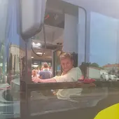 Familia y amigos de un chófer del autobús urbano de Santiago lo sorprenden en diferentes paradas con motivo de su jubilación Familia y amigos de un chófer del autobús urbano de Santiago lo sorprenden en diferentes paradas con motivo de su jubilación