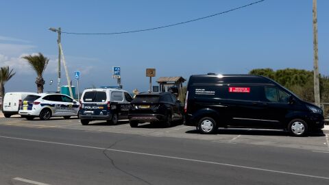 Vehículo dela funeraria y la Policía en las inmediaciones de la playa en la que ha ocurrido el suceso.