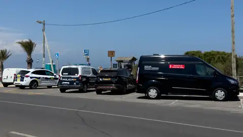 Vehículo dela funeraria y la Policía en las inmediaciones de la playa en la que ha ocurrido el suceso. Vehículo dela funeraria y la Policía en las inmediaciones de la playa en la que ha ocurrido el suceso.