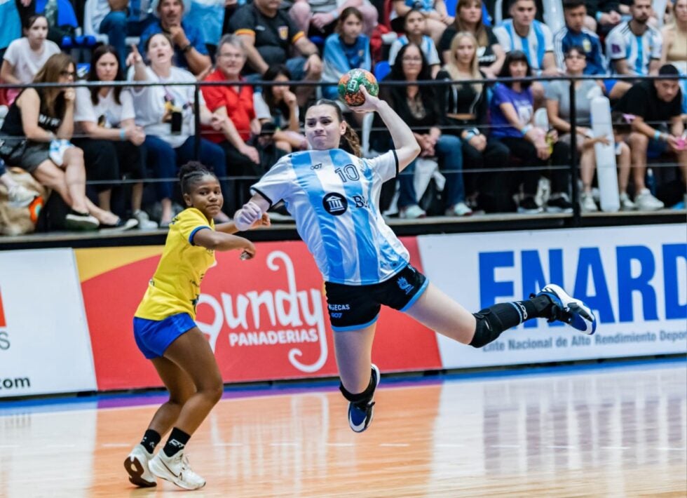 El Club Balonmano Elche organiza una jornada solidaria el 3 de enero apoyando la campaña 'Ningún niño sin juguetes' El Club Balonmano Elche organiza una jornada solidaria el 3 de enero apoyando la campaña 'Ningún niño sin juguetes'