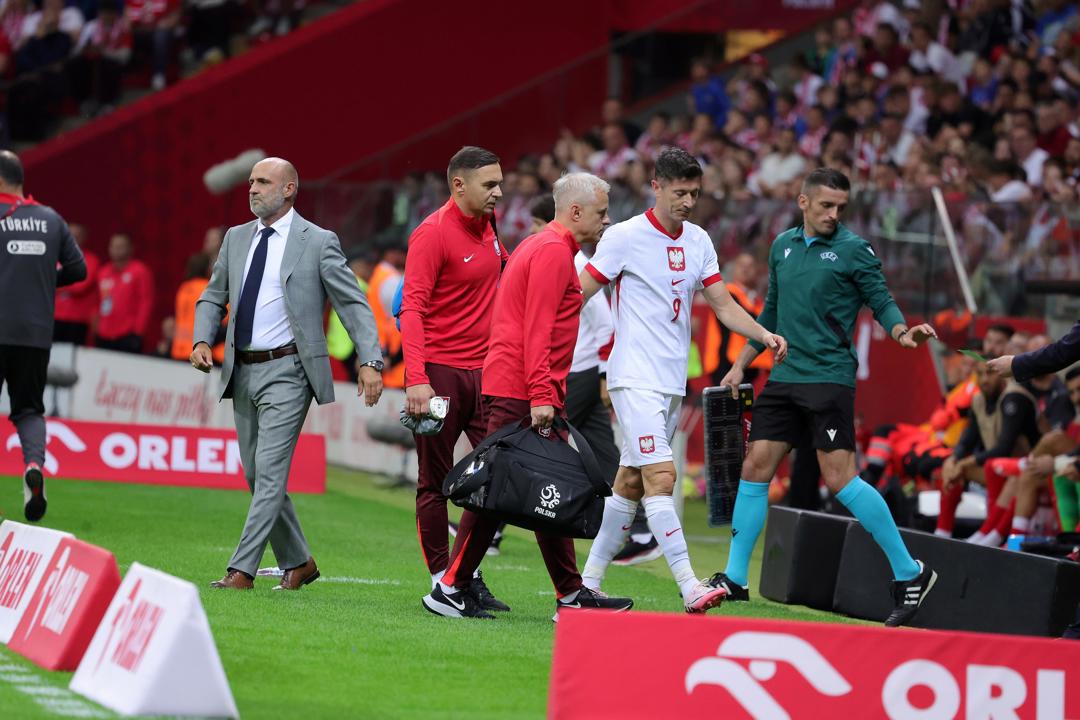 Robert Lewandowski se lesiona con Polonia Robert Lewandowski se lesiona con Polonia