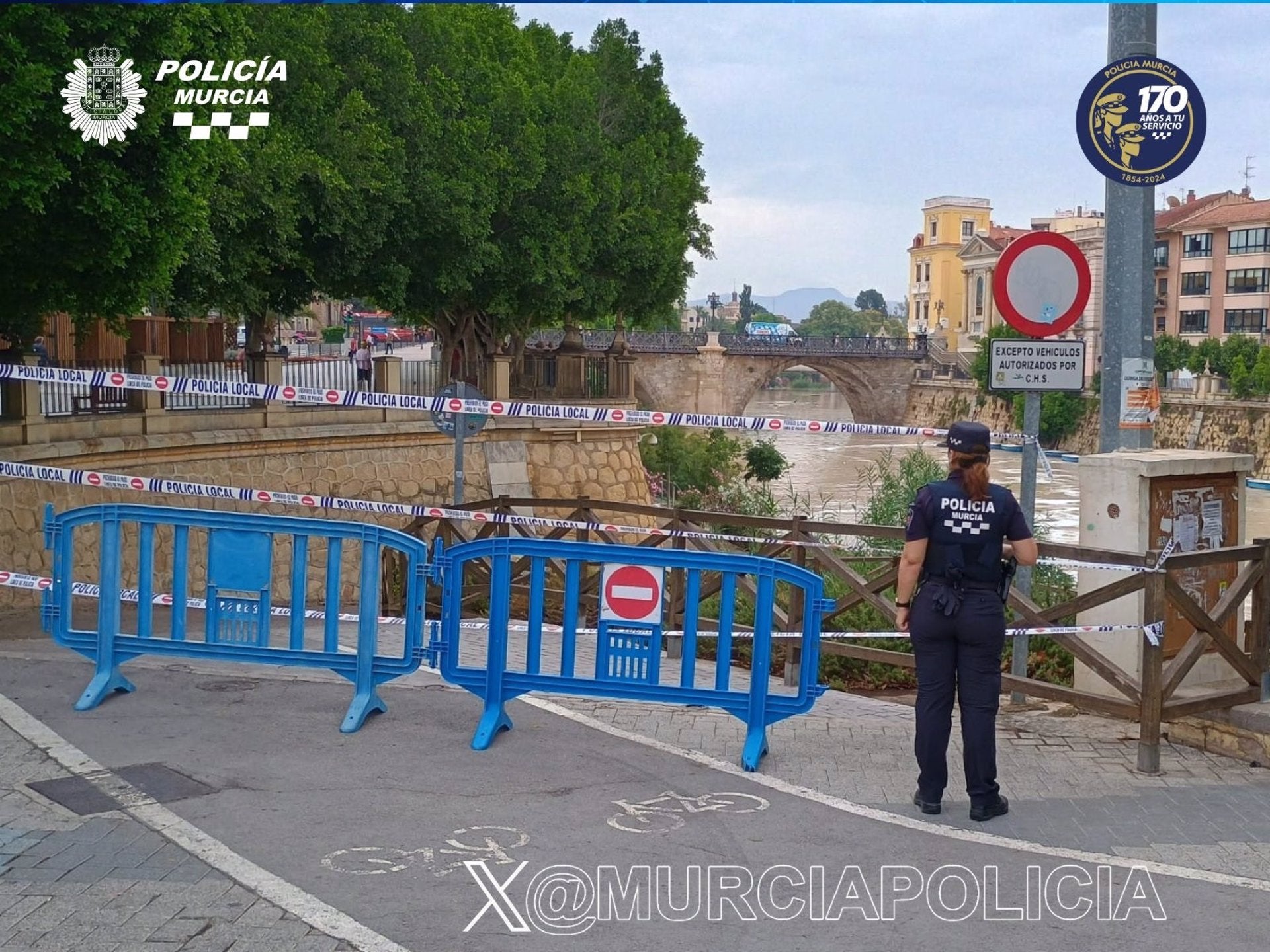 Cierran el acceso a la mota del río Segura en Murcia debido a la crecida del caudal Cierran el acceso a la mota del río Segura en Murcia debido a la crecida del caudal