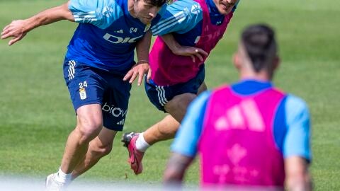 11-6 Lucas Ahijado y Jaime Seoane disputan un bal&oacute;n en el entrenamieto del Oviedo