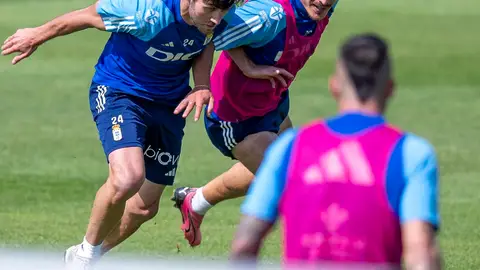 11-6 Lucas Ahijado y Jaime Seoane disputan un balón en el entrenamieto del Oviedo 11-6 Lucas Ahijado y Jaime Seoane disputan un balón en el entrenamieto del Oviedo