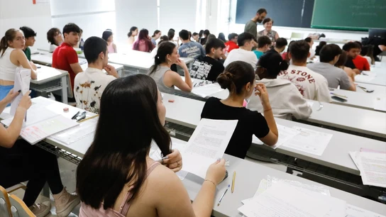 Estudiantes se examinan durante el primer día de las pruebas de la Evaluación del Bachillerato para el Acceso a la Universidad (EBAU), en la Universidad de Espinardo, en la Región de Murcia. Estudiantes se examinan durante el primer día de las pruebas de la Evaluación del Bachillerato para el Acceso a la Universidad (EBAU), en la Universidad de Espinardo, en la Región de Murcia.